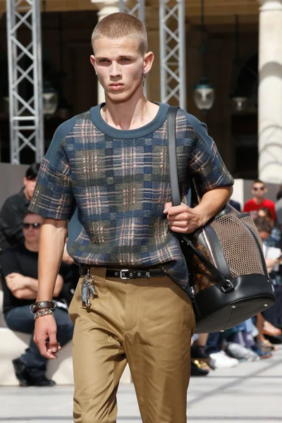 Look 75
